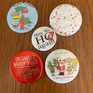 5 Christmas button pins‎